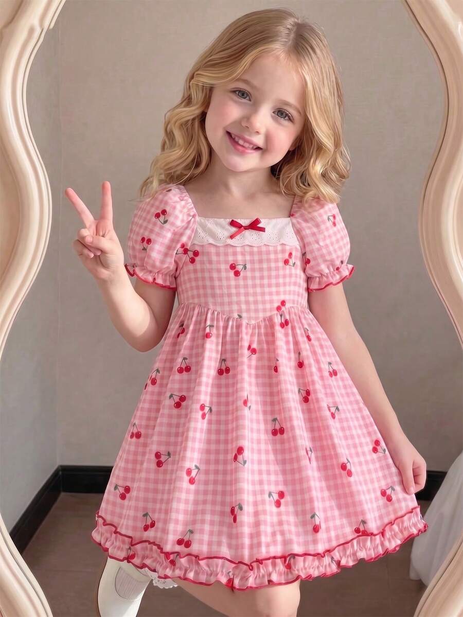 SHEIN Elladie kids 粉白格子连衣裙,樱桃印花,适合小女孩穿着。蕾丝领,缎面蝴蝶结装饰,泡泡袖,适合上学、野餐、休闲聚会等场合。 - 粉色 - 查看 1