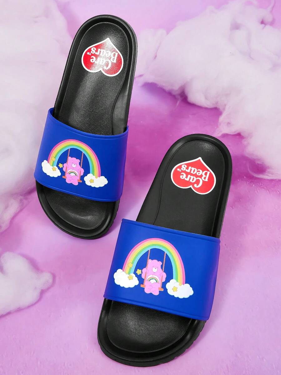 SHEIN X Care Bears 女款夏季時尚卡通圖案愛心熊拖鞋,彩虹雲朵熊印花,居家度假休閒女鞋 - 克萊因藍 - 查看 1