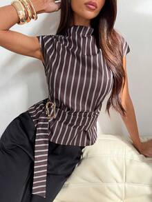 Aloruh 女款優雅通勤休閒外出辦公藍白條紋短袖襯衫，金屬鈕扣裝飾與收腰設計 - 藍白色 - 查看 3