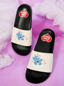 SHEIN X Care Bears 女款夏季時尚卡通圖案愛心熊拖鞋，彩虹雲朵熊印花，居家度假休閒女鞋 - 霧白 - 查看 1