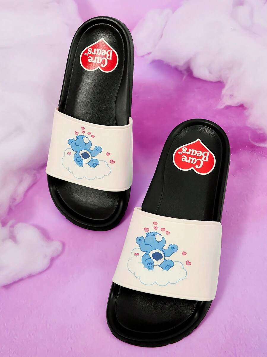 SHEIN X Care Bears 女款夏季時尚卡通圖案愛心熊拖鞋,彩虹雲朵熊印花,居家度假休閒女鞋 - 霧白 - 查看 1