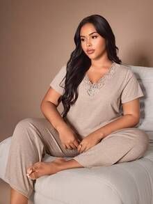 Lazeform Set Piyama Wanita Lengan Pendek dan Celana Panjang Kasual Nyaman Ukuran Plus Warna Polos dengan Kerah V dan Renda Kontras, Warna Khaki, Musim Panas - Khaki - View 4