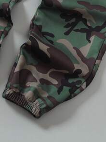 SHEIN 2件組青少年男孩時尚黑色運動衫與迷彩工裝慢跑褲套裝，胸前圖案印花，酷炫街頭風，柔軟舒適面料，易穿搭，適合春秋季、學校、外出、返校 - 軍綠色 - 查看 8