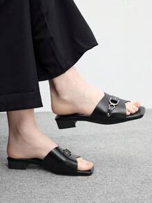 CUCCOO BIZCHIC 黑色金屬扣交叉帶方頭粗跟低跟涼鞋，適合通勤辦公穿著 - 黑色 - 查看 5