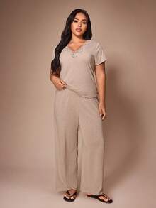 Lazeform Set Piyama Wanita Lengan Pendek dan Celana Panjang Kasual Nyaman Ukuran Plus Warna Polos dengan Kerah V dan Renda Kontras, Warna Khaki, Musim Panas - Khaki - View 6