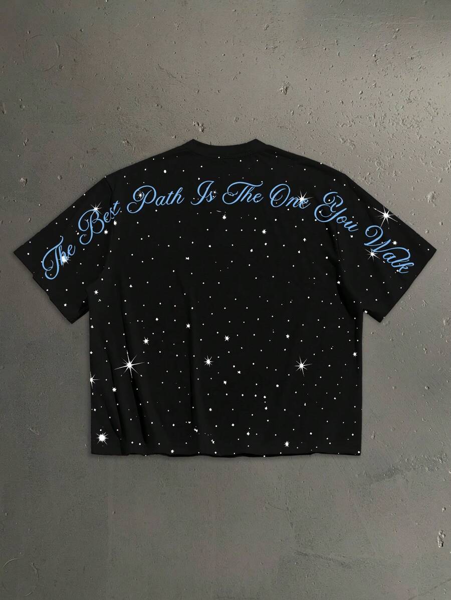 Salvezio 仿水鑽亮面星空美式復古彎曲字體排版時尚全印花男士黑色標準尺寸落肩寬鬆短袖T恤 - 黑色 - 查看 1