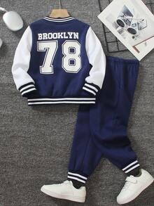 SHEIN Conjunto de 2 piezas de chaqueta de béisbol estilo universitario para niños (pequeño) de otoño/invierno, azul marino y blanco con bloques de color, top de punto azul con mangas blancas, panel frontal izquierdo estampado con patrón de letra mayúscula personalizada e impresión 78, pantalones deportivos a juego con estampado, elástico y cómodo, estilo minimalista casual adecuado para uso diario en primavera/otoño, deportes, viajes y regreso a la escuela - Azul Marino - Ver 2