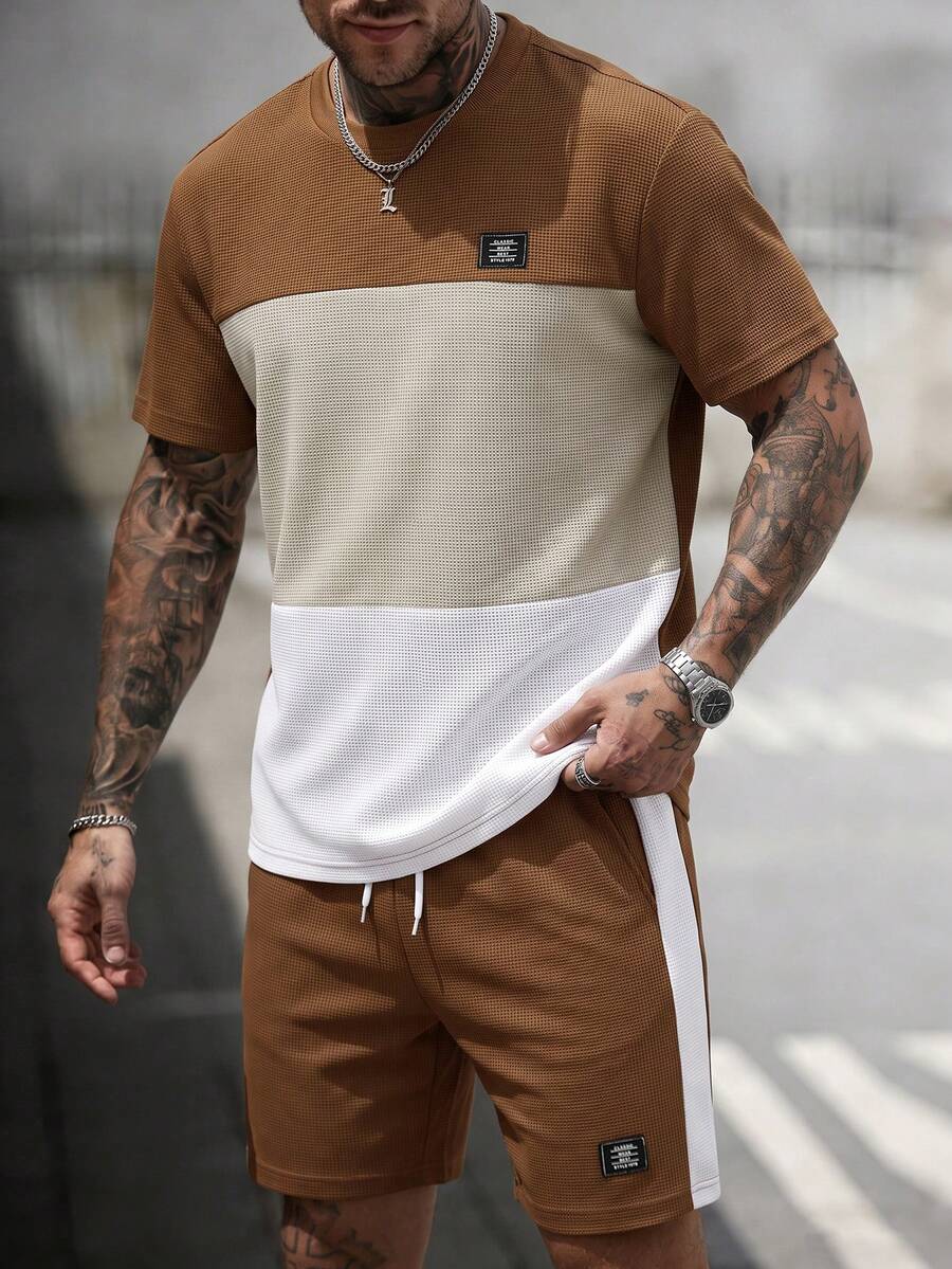 Manfinity CasualCool 男士舒適仿棉華夫格圓領短袖T恤與抽繩鬆緊腰短褲2件套,多色拼接+字母Logo,休閒度假、派對、聚會、好友約會、球類運動、極簡辦公,春夏經典熱銷T恤套裝,適合自穿或送禮給朋友 - 彩色 - 查看 1