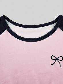 SHEIN Sparklyn 這套 T-Shirt 套裝採用粉色與綠色拼接設計，落肩短袖搭配蝴蝶結裝飾圖案 + 直筒寬腿褲，寬鬆休閒版型，甜酷混搭風格，適合日常出遊，搭配飾品更顯活力 - 藍色 - 查看 4