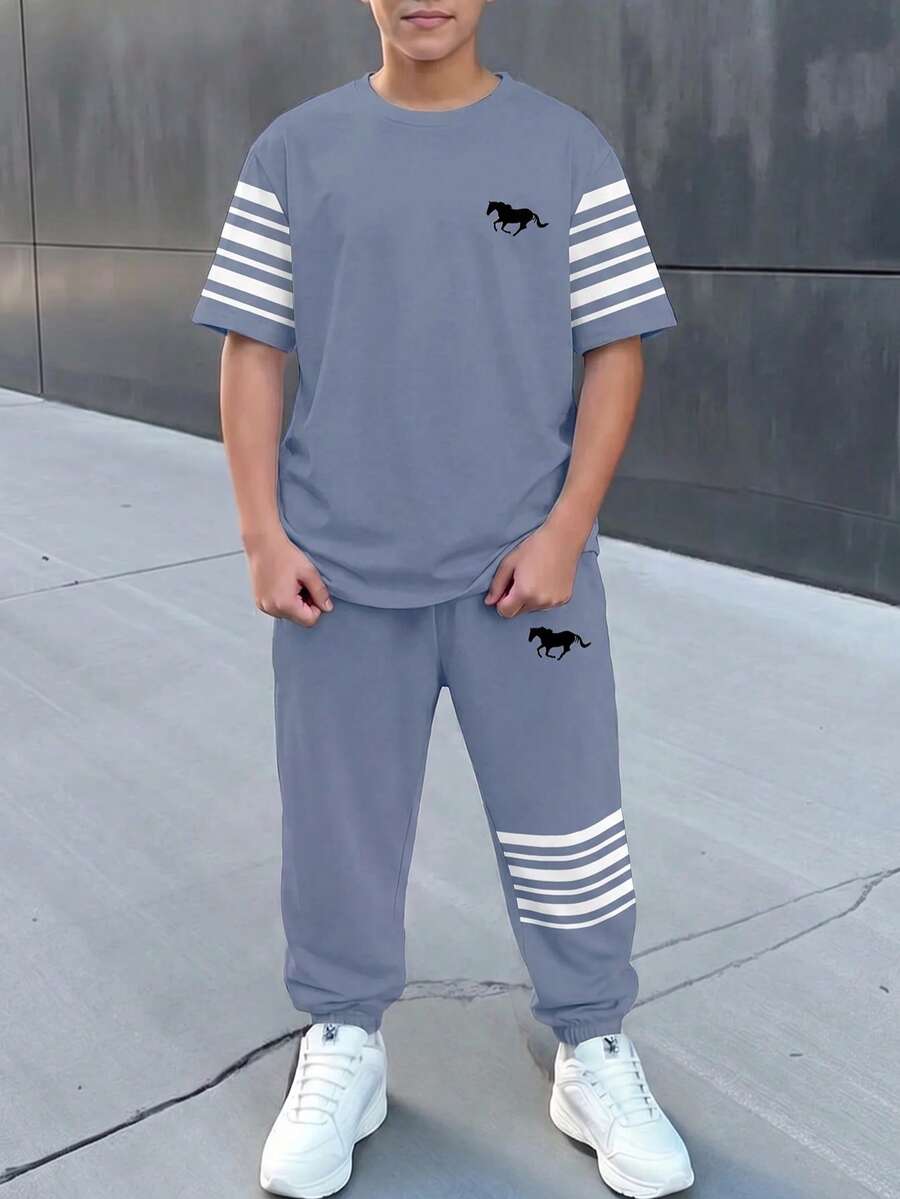 Casual bekvämt minimalistiskt set för tween-pojkar med rundhalsad kortärmad t-shirt och långbyxor, klassiskt vintage randigt mönstertryck, klassiskt elegant ponny-logotryck, lämpligt för skolstartssäsongen - Multifärgad - Visa 1