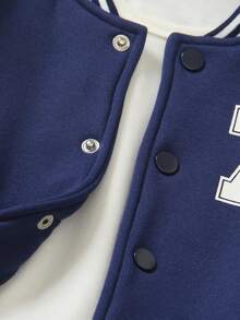 SHEIN Conjunto de 2 piezas de chaqueta de béisbol estilo universitario para niños (pequeño) de otoño/invierno, azul marino y blanco con bloques de color, top de punto azul con mangas blancas, panel frontal izquierdo estampado con patrón de letra mayúscula personalizada e impresión 78, pantalones deportivos a juego con estampado, elástico y cómodo, estilo minimalista casual adecuado para uso diario en primavera/otoño, deportes, viajes y regreso a la escuela - Azul Marino - Ver 7