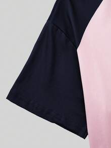 SHEIN Sparklyn 這套 T-Shirt 套裝採用粉色與綠色拼接設計，落肩短袖搭配蝴蝶結裝飾圖案 + 直筒寬腿褲，寬鬆休閒版型，甜酷混搭風格，適合日常出遊，搭配飾品更顯活力 - 藍色 - 查看 6