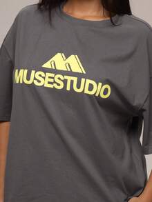 MUSERA 炭灰色圖形Logo細節女款T恤 冬季休閒日常舒適穿搭 酷綠色 - 深灰色 - 查看 6