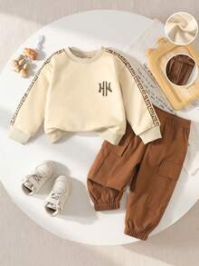 SHEIN Playful Pals 2件組男嬰時尚休閒可愛運動風秋冬新品，杏色長袖圓領衛衣上衣，羅紋領口、袖口與下擺設計 + 棕色休閒長褲，柔軟舒適面料，適合日常穿著或戶外活動男嬰童裝 - 卡其色 - 查看 5
