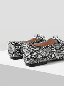 Mnmlis Sepatu Wanita Musim Semi dan Musim Panas, Sepatu Balet Datar Ujung Persegi dengan Pita - Pola ular hitam putih - View 4