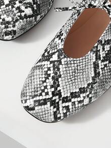 Mnmlis Sepatu Wanita Musim Semi dan Musim Panas, Sepatu Balet Datar Ujung Persegi dengan Pita - Pola ular hitam putih - View 3