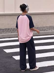 SHEIN Sparklyn 這套 T-Shirt 套裝採用粉色與綠色拼接設計，落肩短袖搭配蝴蝶結裝飾圖案 + 直筒寬腿褲，寬鬆休閒版型，甜酷混搭風格，適合日常出遊，搭配飾品更顯活力 - 藍色 - 查看 2