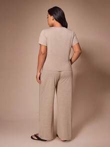 Lazeform Set Piyama Wanita Lengan Pendek dan Celana Panjang Kasual Nyaman Ukuran Plus Warna Polos dengan Kerah V dan Renda Kontras, Warna Khaki, Musim Panas - Khaki - View 2