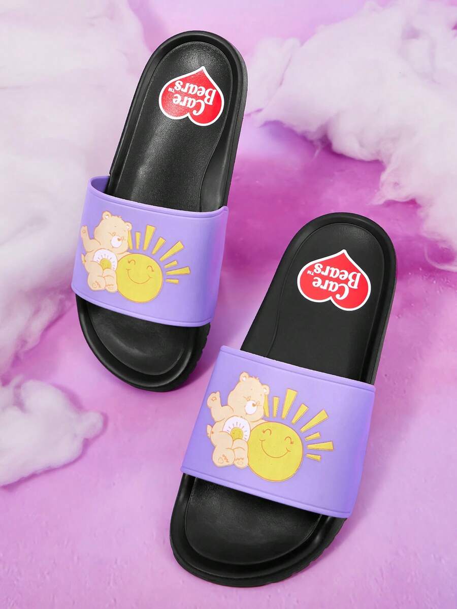 SHEIN X Care Bears 女款夏季時尚卡通圖案愛心熊拖鞋,彩虹雲朵熊印花,居家度假休閒女鞋 - 淺紫色 - 查看 1