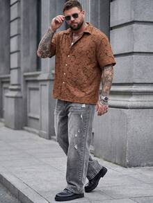 DRIVNCORE 大码男士休闲日常和度假装，主打复古奢华浪漫纯色纹理提花短袖衬衫，咖啡棕色，饰有玫瑰图案。这款衬衫配有纽扣门襟，四季皆宜，清爽舒适，也是送给男朋友或老公的绝佳礼物。男士衬衫 男士 男士衬衫 男士衬衫 - 棕色 - 查看 4