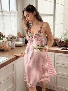 Snug Reverie Nuisette courte d'été style doux à rayures roses et blanches, cœur, bretelles à nouer, col en V, broderie florale, tenue d'intérieur - Rose bonbon - Voir 3