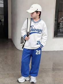 SHEIN Little Byeori 大童男孩休閒韓系寬鬆長袖V領衛衣與鬆緊腰長褲套裝，適合秋冬春季，適合戶外玩耍、上學、街頭穿搭與派對 - 白色 - 查看 1