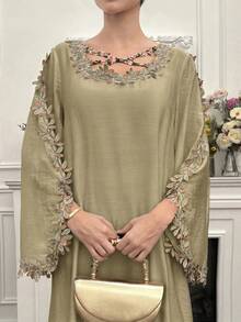 Yasmyna 女款刺繡貼花披肩袖阿拉伯風洋裝 - 卡其色 - 查看 1