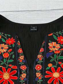 SHEIN CURVE+ 春夏白色大尺碼泡泡袖V領仿刺繡印花荷葉擺上衣，優雅休閒通勤度假多場合穿搭 - 黑色 - 查看 7