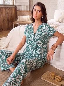 Serenescape Setelan Pakaian Santai Tidur Gaya Liburan Motif V-Neck Kancing Dekoratif Lengan Pendek Celana Panjang Warna Hijau Musim Panas Kasual Tropis - Hijau - View 1