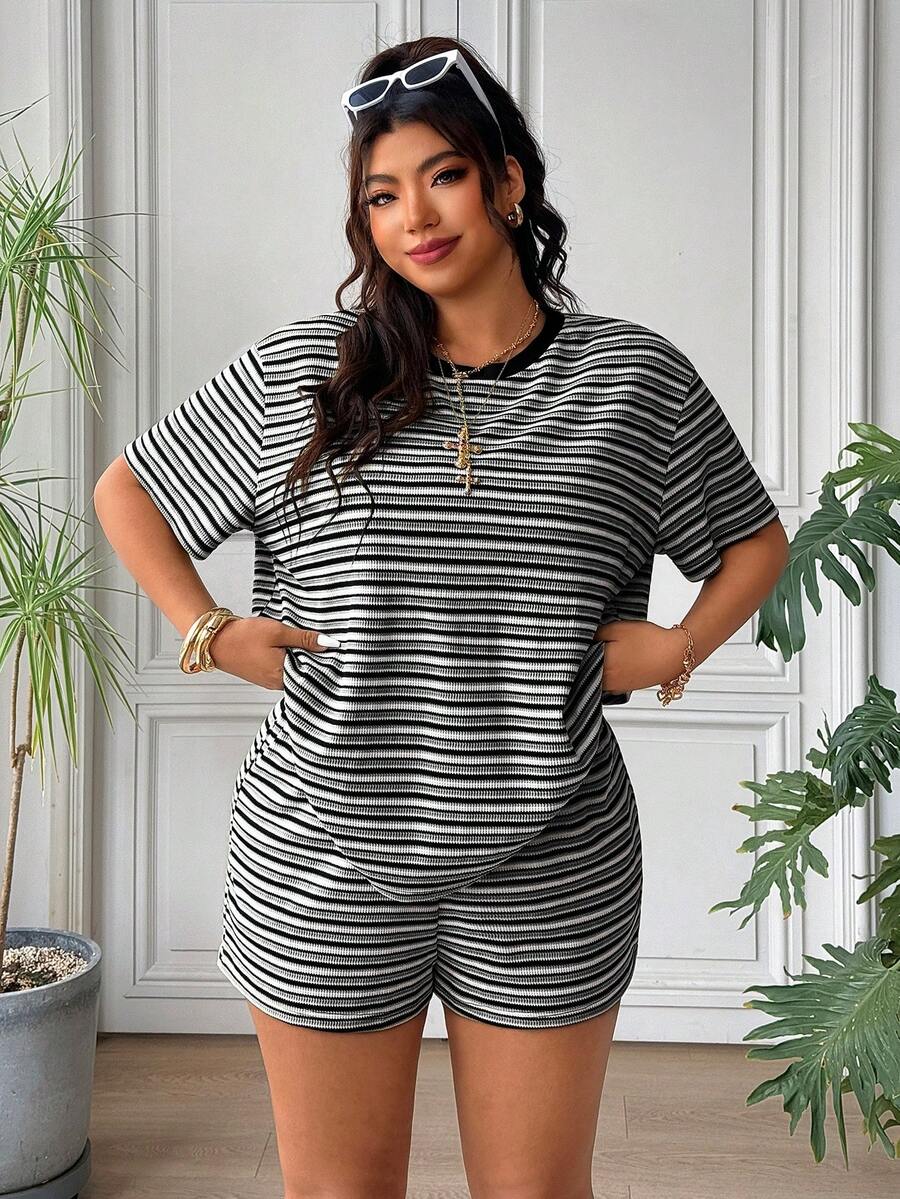 SHEIN EZwear 深灰色條紋大尺碼女款短袖T恤與短褲休閒兩件套 - 深灰色 - 查看 1