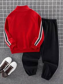SHEIN 兒童青少年男孩聖誕紅黑休閒學院風側縫織帶飾邊立領鈕扣前開長袖上衣與織帶收口純色針織長褲兩件套 - 彩色 - 查看 2