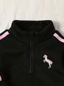 SHEIN Playful Pals 2件組女嬰春/秋季粉色拼接運動休閒馬尾刺繡半拉鍊立領長袖套頭運動衫與側條紋寬腿褲套裝，女嬰秋冬穿搭，女嬰返校穿搭 - 黑色 - 查看 7