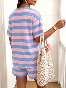 Selamara Damen Große Größen 2 Stücke Loungewear-Set in Rosa und Blau mit breiten Streifen, lässiges Outfit mit Kurzarm-Top und Shorts mit Kordelzug - Verschiedenfarbig - Übersicht 2