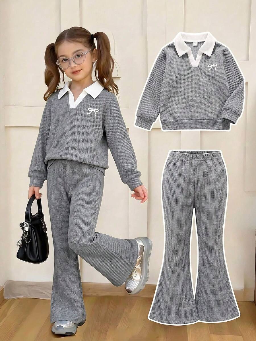 SHEIN Elladie kids 少女華夫格針織兩件套,灰色 Polo 領長袖上衣,仿兩層 V 領與蝴蝶結印花,搭配灰色喇叭褲,適合日常上學、社區散步、超市購物、短途旅行、拜訪親友 - 灰色 - 查看 1