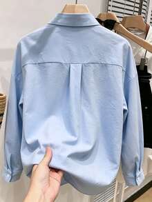 SHEIN Franclia 淺藍色紋理布料標準領片白色圓鈕扣左胸方型貼袋落肩寬鬆長袖短版襯衫 日常外套內搭基礎上衣 - 藍色 - 查看 2