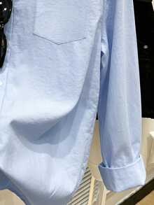 SHEIN Franclia 淺藍色紋理布料標準領片白色圓鈕扣左胸方型貼袋落肩寬鬆長袖短版襯衫 日常外套內搭基礎上衣 - 藍色 - 查看 6