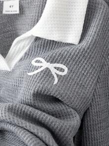 SHEIN Elladie kids 少女華夫格針織兩件套，灰色 Polo 領長袖上衣，仿兩層 V 領與蝴蝶結印花，搭配灰色喇叭褲，適合日常上學、社區散步、超市購物、短途旅行、拜訪親友 - 灰色 - 查看 7