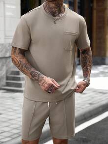 Manfinity CasualCool 舒適純色布料男士熱銷小圓領短袖T恤與抽繩鬆緊腰短褲兩件套，單口袋T恤搭配3D條紋短褲，適合休閒度假、派對聚會、朋友約會、球類運動、簡約辦公，春夏經典熱銷山本風短袖短褲套裝，適合自穿或送禮給朋友 - 卡其色 - 查看 4