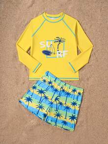 SHEIN 青少年男孩基本款圓領插肩長袖泳衣，藍色方格印花 SURF 字樣搭配衝浪板與棕櫚樹設計，黃綠藍漸層橫條紋背景配藍色棕櫚樹圖案，時尚休閒風，適合游泳、夏季度假、海灘與海邊泳池 - 綠色 - 查看 7