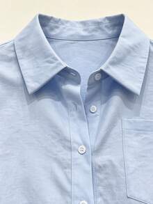 SHEIN Franclia 淺藍色紋理布料標準領片白色圓鈕扣左胸方型貼袋落肩寬鬆長袖短版襯衫 日常外套內搭基礎上衣 - 藍色 - 查看 7
