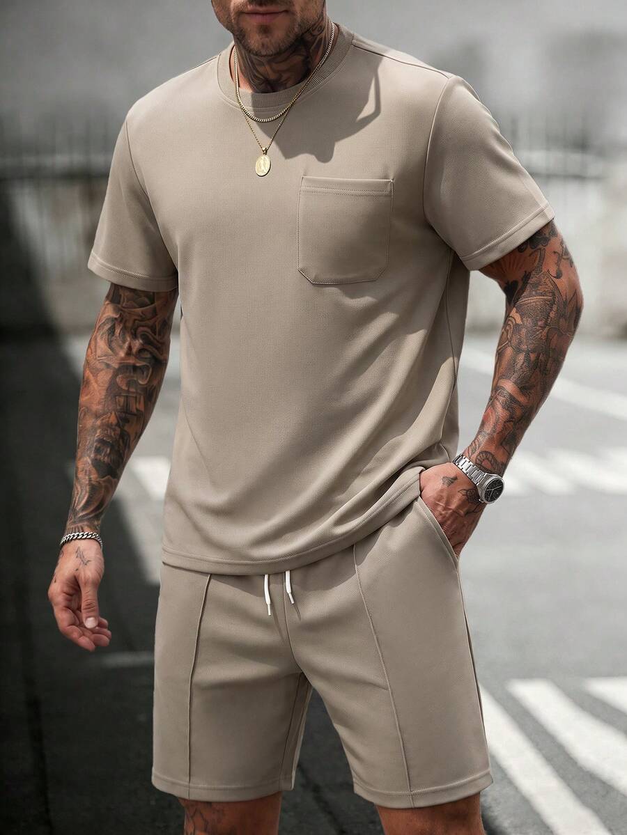 Manfinity CasualCool 舒適純色布料男士熱銷小圓領短袖T恤與抽繩鬆緊腰短褲兩件套,單口袋T恤搭配3D條紋短褲,適合休閒度假、派對聚會、朋友約會、球類運動、簡約辦公,春夏經典熱銷山本風短袖短褲套裝,適合自穿或送禮給朋友 - 卡其色 - 查看 1