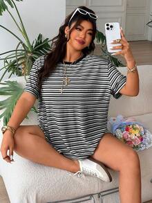 SHEIN EZwear 深灰色條紋大尺碼女款短袖T恤與短褲休閒兩件套 - 深灰色 - 查看 4