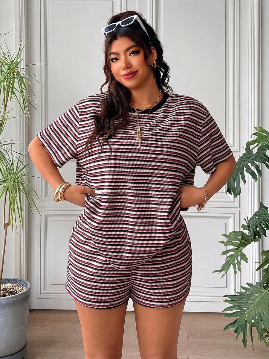 SHEIN EZwear 女款大尺碼條紋拼接圓領短袖T恤與短褲兩件套 - 紅色 - 查看 1