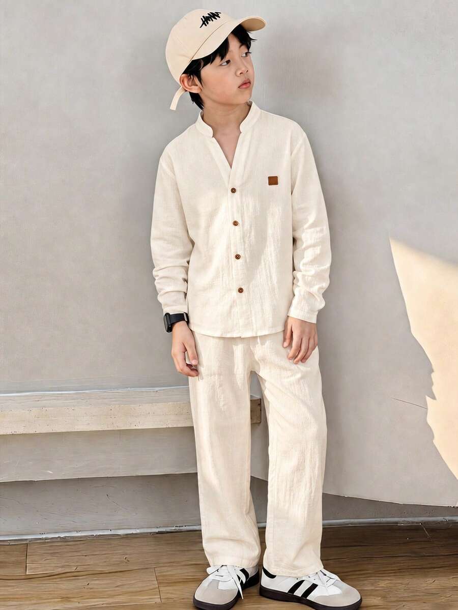 SHEIN 2件組兒童青少年男孩休閒日常印花立領鈕扣式寬鬆長袖杏色襯衫直筒杏色長褲套裝,春夏秋冬適用,情人節約會穿搭 - 杏色 - 查看 1