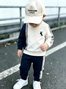 SHEIN 2件組男孩運動套裝，拼色運動衫配海軍藍馬刺繡，搭配條紋慢跑長褲，柔軟透氣面料，寬鬆剪裁，適合 - 彩色 - 查看 1