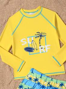 SHEIN 青少年男孩基本款圓領插肩長袖泳衣，藍色方格印花 SURF 字樣搭配衝浪板與棕櫚樹設計，黃綠藍漸層橫條紋背景配藍色棕櫚樹圖案，時尚休閒風，適合游泳、夏季度假、海灘與海邊泳池 - 綠色 - 查看 5