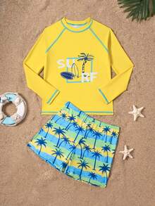 SHEIN 青少年男孩基本款圓領插肩長袖泳衣，藍色方格印花 SURF 字樣搭配衝浪板與棕櫚樹設計，黃綠藍漸層橫條紋背景配藍色棕櫚樹圖案，時尚休閒風，適合游泳、夏季度假、海灘與海邊泳池 - 綠色 - 查看 4