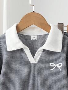 SHEIN Elladie kids 少女華夫格針織兩件套，灰色 Polo 領長袖上衣，仿兩層 V 領與蝴蝶結印花，搭配灰色喇叭褲，適合日常上學、社區散步、超市購物、短途旅行、拜訪親友 - 灰色 - 查看 8