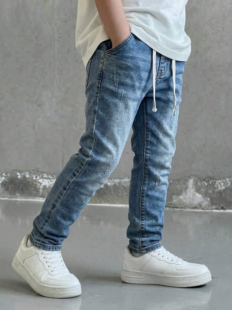 SHEIN 男童牛仔長褲,夏季,柔軟,棉質,休閒,時尚,百搭,舒適,極簡,彈性腰帶,可調節腰部抽繩,前部破洞設計,修身版型,經典復古水洗藍牛仔長褲,適合日常出遊與度假 - 中等水洗藍 - 查看 1