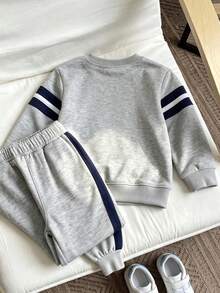 SHEIN 2件組小男孩時尚簡約舒適圓領衛衣與運動長褲套裝，簡單時尚卡通圖案設計，適合假期聚會與派對，休閒舒適，小男孩春秋冬季首選，時尚休閒穿搭，街頭風，戶外休閒套裝，返校派對 - 彩色 - 查看 2
